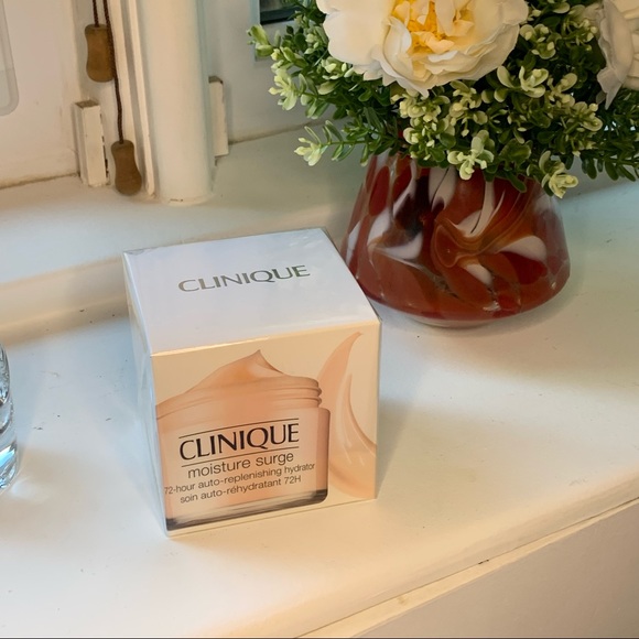 HUGE 200ml Clinique Moisture Surge 72 hour moisturizer - Picture 2 of 2